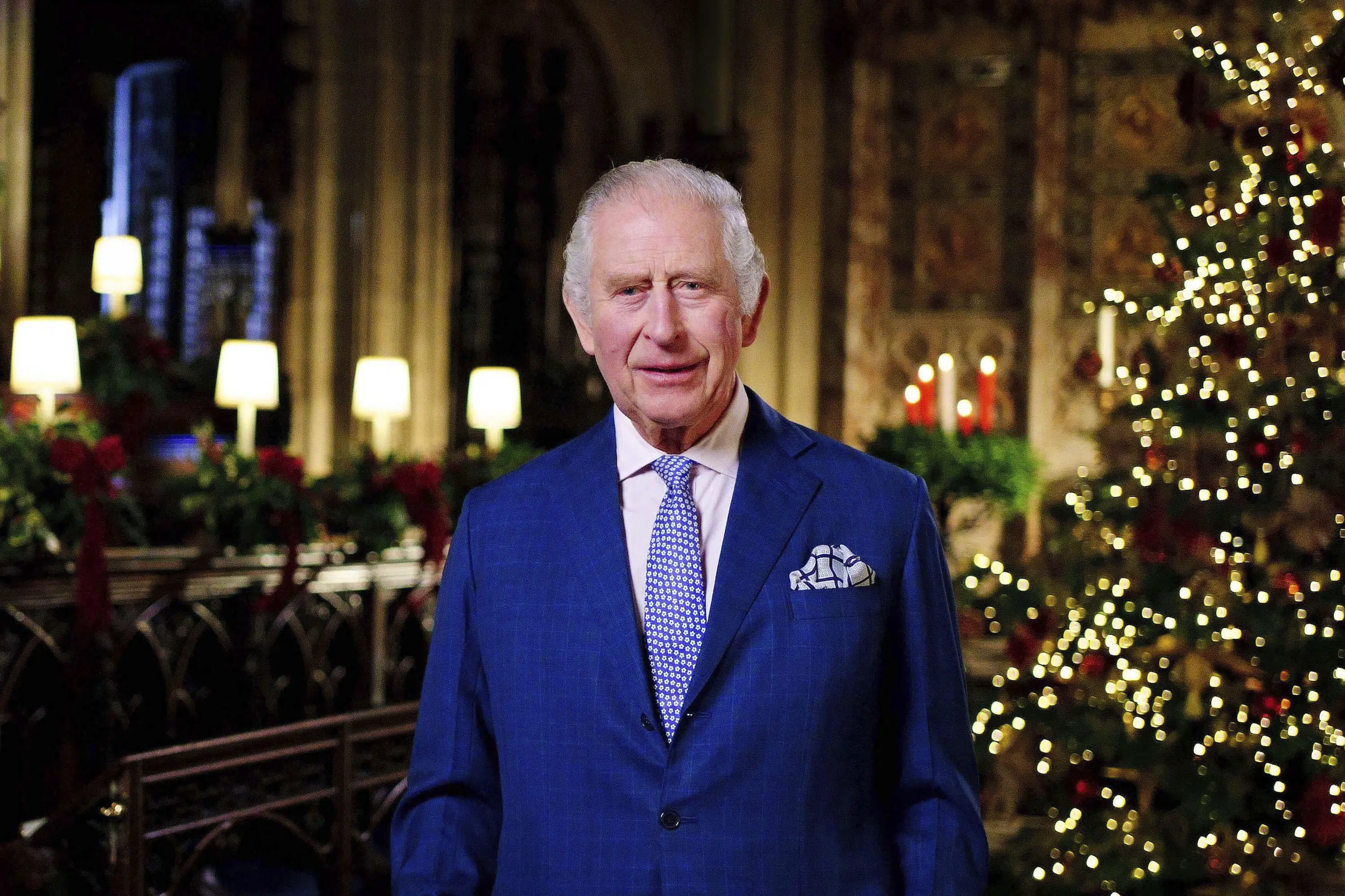 Le roi Charles salue feu la reine et les fonctionnaires dans un discours