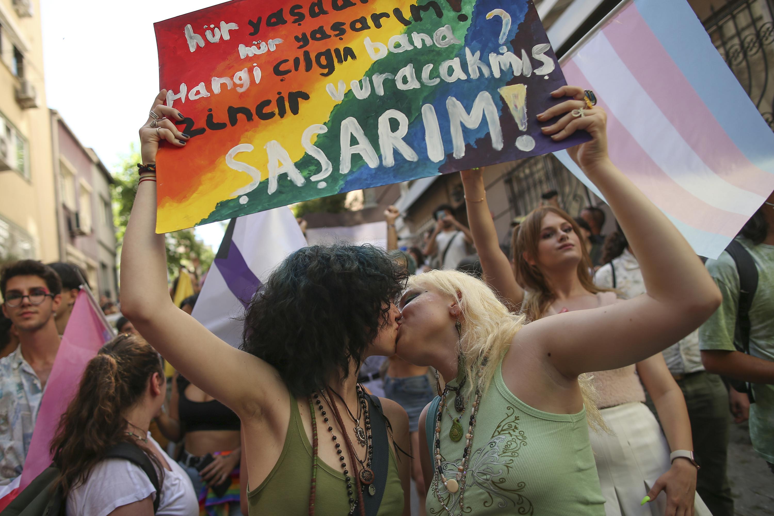 Detained Lgbtq Activists In Istanbul Pride Being Released The Associated Press En Español 