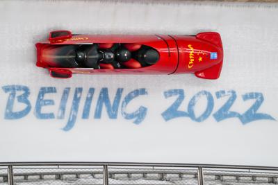 Li Chunjian, Ding Song, Ye Jielong y She Hao, de China, se deslizan durante el heat 1 de 4 hombres en los Juegos Olímpicos de Invierno de 2022, el sábado 19 de febrero de 2022, en el distrito de Yanqing de Beijing. (AP Foto/Pavel Golovkin)