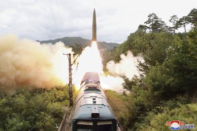 Esta foto distribuida por el gobierno de Corea del Norte el jueves 16 de septiembre de 2021 muestra un misil lanzado desde un tren el 15 de septiembre de 2021 desde un lugar no identificado de Corea del Norte. (Korean Central News Agency/Korea News Service vía AP)