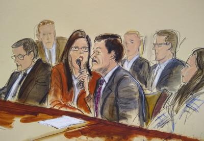 ARCHIVO - En esta fotografía de archivo del 17 de julio de 2019 de un boceto de la sala de audiencias, Joaquín "El Chapo" Guzmán, segundo desde la derecha, escucha su sentencia a través de un intérprete en tribunal federal de Nueva York.  Los abogados del narcotraficante mexicano, condenado en febrero de 2019 a cadena perpetua en una prisión estadounidense, apelarán la sentencia el 25 de octubre de 2021. (Elizabeth Williams vía AP, Archivo)