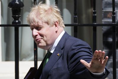 El primer ministro británico Boris Johnson sale de la residencia oficial en 10 Downing Street, Londres, para asistir a la sesión semanal de preguntas al primer ministro en la Cámara de los Comunes, Londres, miércoles 8 de junio de 2022. (AP Foto/Frank Augstein)