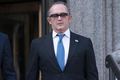 Igor Fruman sale de la corte federal de Manhattan, viernes 10 de septiembre de 2021. El empresario de Florida que ayudó a Rudy Giuliani a buscar información perjudicial sobre el entonces candidato presidencial Joe Biden en Ucrania, se declaró culpable en un caso de donaciones ilegales a una campaña electoral. (AP Foto/Mary Altaffer)