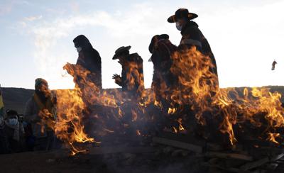 Los líderes religiosos indígenas aymaras terminan un ritual de Año Nuevo en la antigua ciudad de Tiwanaku, Bolivia, la madrugada del lunes 21 de junio de 2021. Los aymaras están celebrando el Año Nuevo Andino de 5529, así como el solsticio de invierno del hemisferio sur, que marca el inicio de un nuevo ciclo agrícola. (Foto AP/Juan Karita)