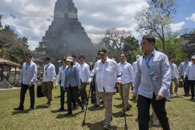La presidenta de Taiwán, Tsai Ing-wen, en el centro a la izquierda, y el presidente de Guatemala, Alejandro Giammattei, caminan hacia un área de preparación durante su visita al sitio maya Tikal, en Petén, Guatemala, el sábado 1 de abril de 2023. Tsai se encuentra en Guatemala para una visita oficial de tres días. (Foto AP/Moisés Castillo)