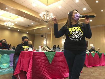 Verónica Cruz, directora de la organización Las Libres, un grupo de defensa del aborto, habla durante una reunión de activistas mexicanos y estadounidenses en Matamoros, México, el viernes 21 de enero de 2022. (AP Foto/María Verza)
