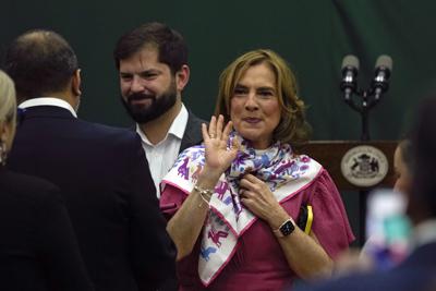 Beatriz Gutiérrez, esposa del presidente mexicano Andrés Manuel López Obrador, con el presidente chileno Gabriel Boric, detrás, en la develación de un mural en el Museo de la Educación Gabriela Mistral presentado en honor a la poeta chilena galardonada con el Premio Nobel de Literatura, quien ayudó a reformar el sistema educativo mexicano en 1922, en Santiago, el martes 25 de octubre de 2022. El mural donado por el gobierno mexicano es una réplica de un mural realizado entre 1922-23 por el artista mexicano Roberto Montenegro que se encuentra en la Secretaría de Educación Pública de México. (Foto AP/Esteban Félix)