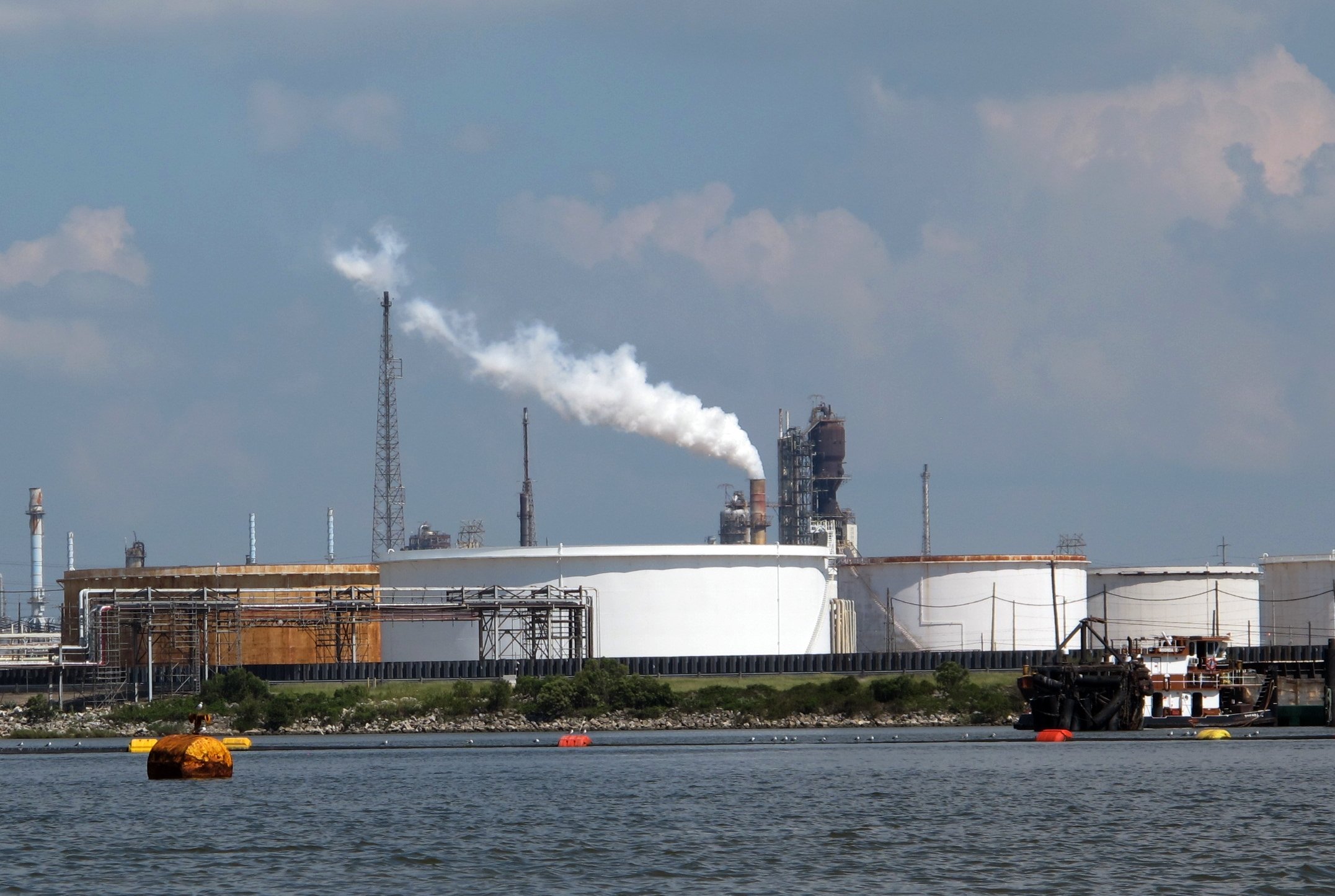 Exxon settles pollution case with US, will upgrade 8 plants