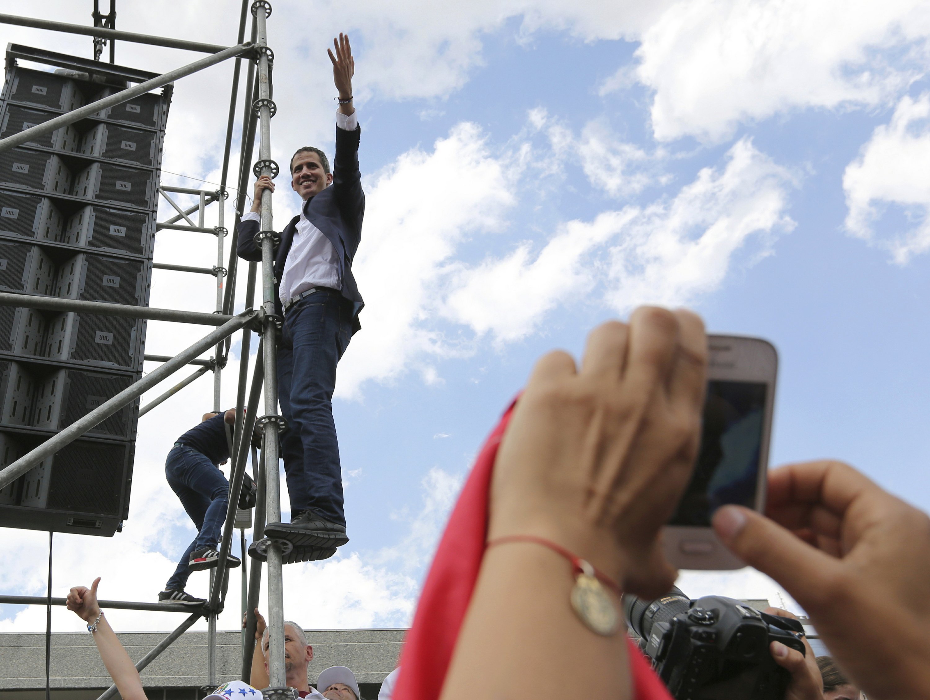 Guaido returns to Venezuela, calls for more street protests