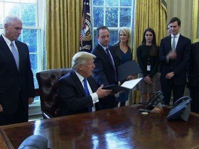 Trump Signs Executive Order on Oil Pipelines