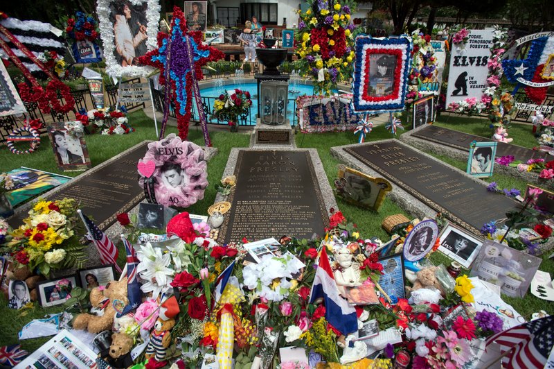 The Latest Elvis Fans Mark 40th Anniversary Of His Death