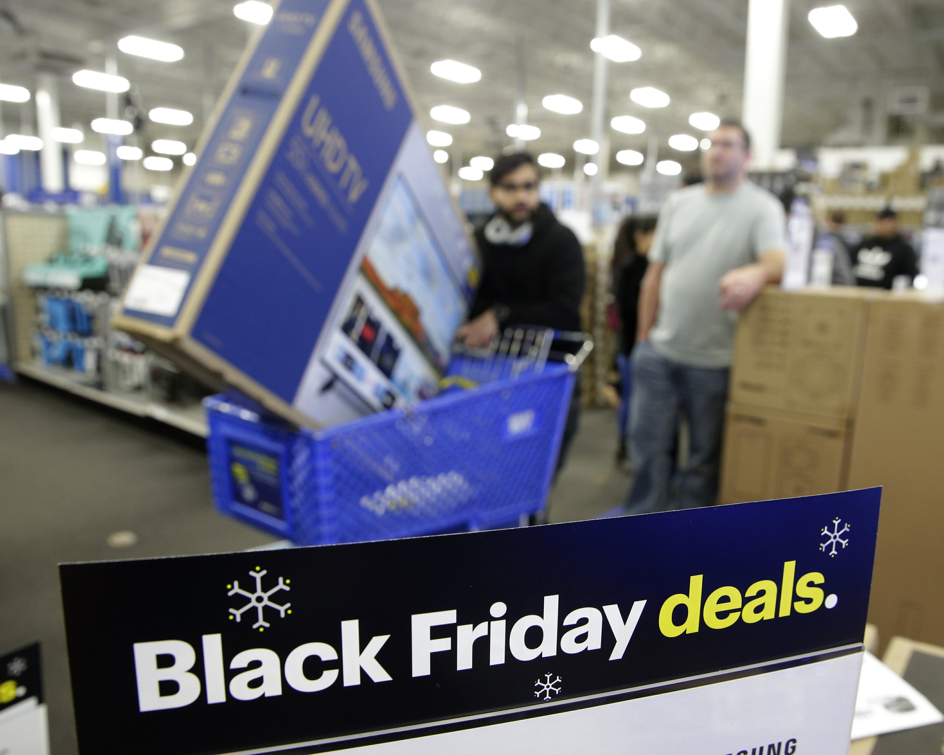 Black Friday aún atrae multitudes en EEUU AP News