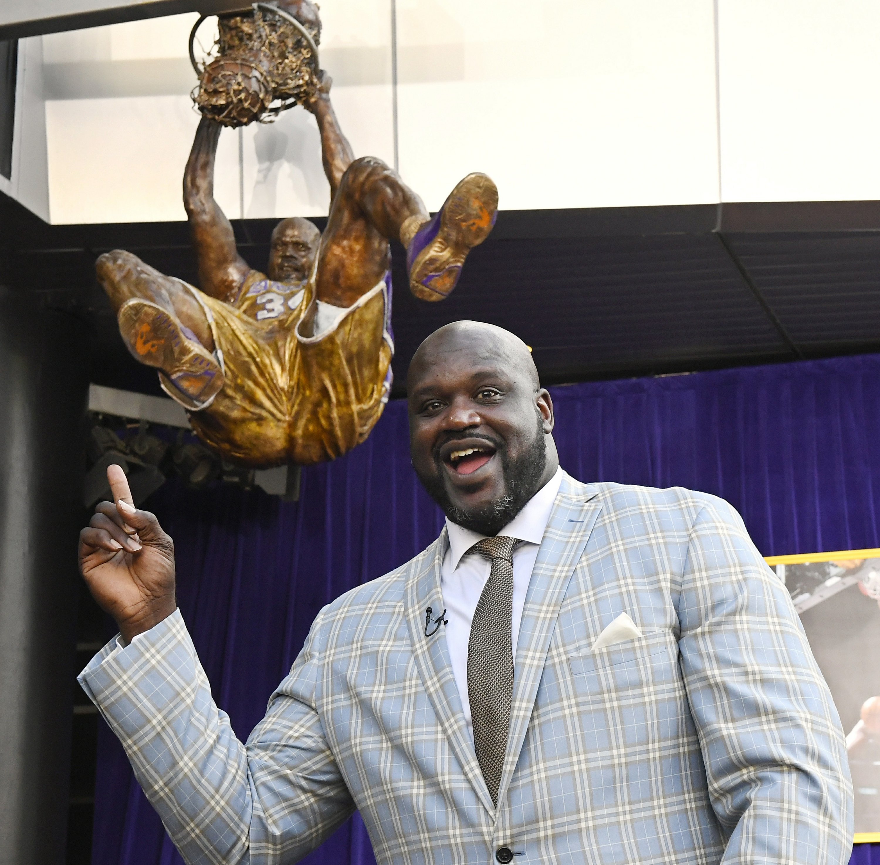 Lakers honor Shaq with high-flying statue outside arena.