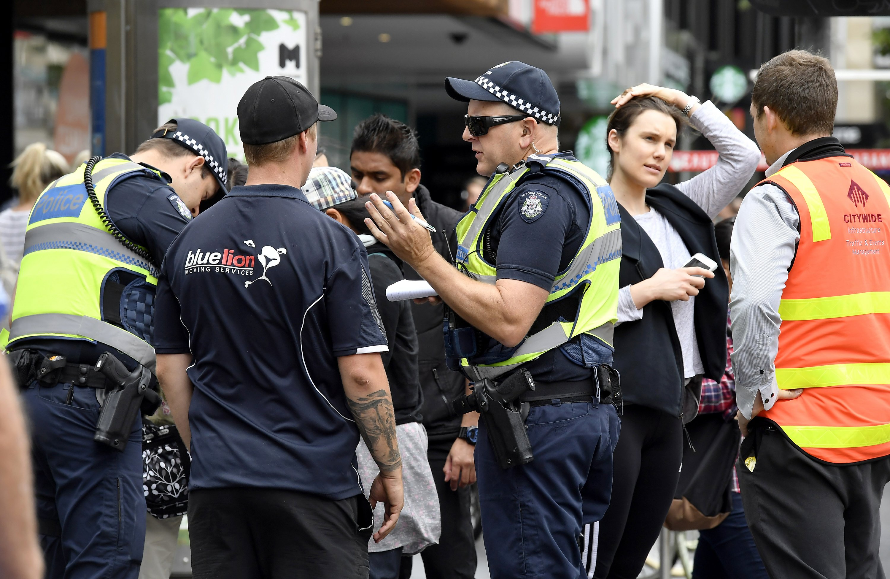 Police kills. Полиция Мельбурна. Kill+Police. Мельбурн люди на улицах. Водительское Австралия.