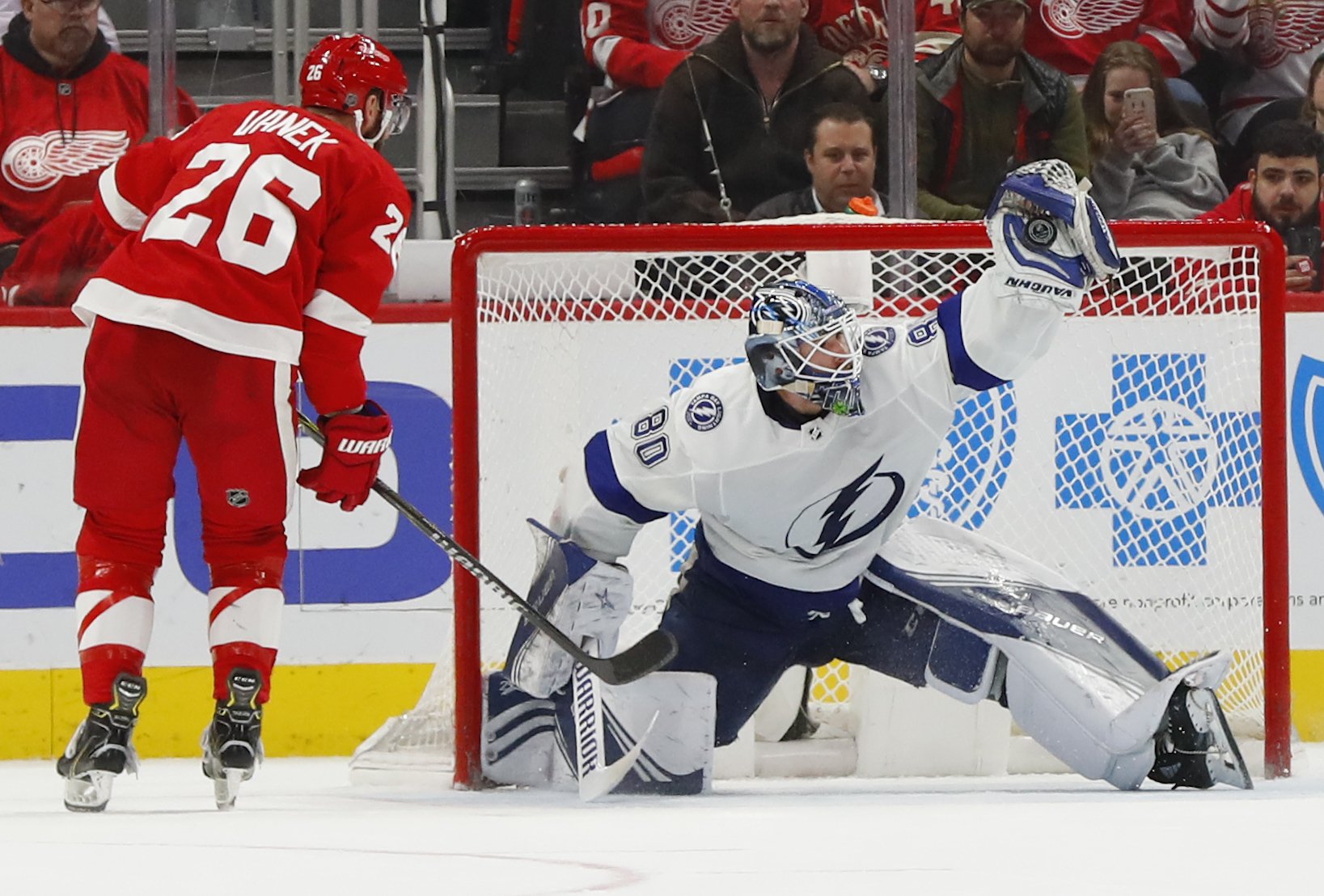 Lightning beat Red Wings 6-5 in shootout | AP News