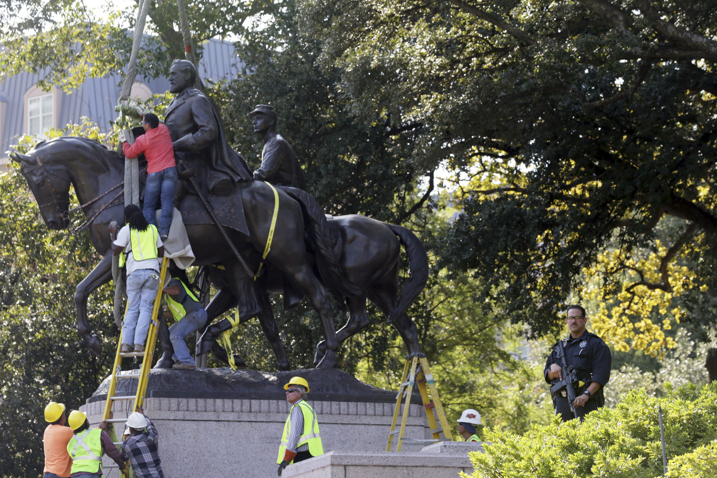 Crews remove statue of Gen. Robert E. Lee from Dallas park AP News