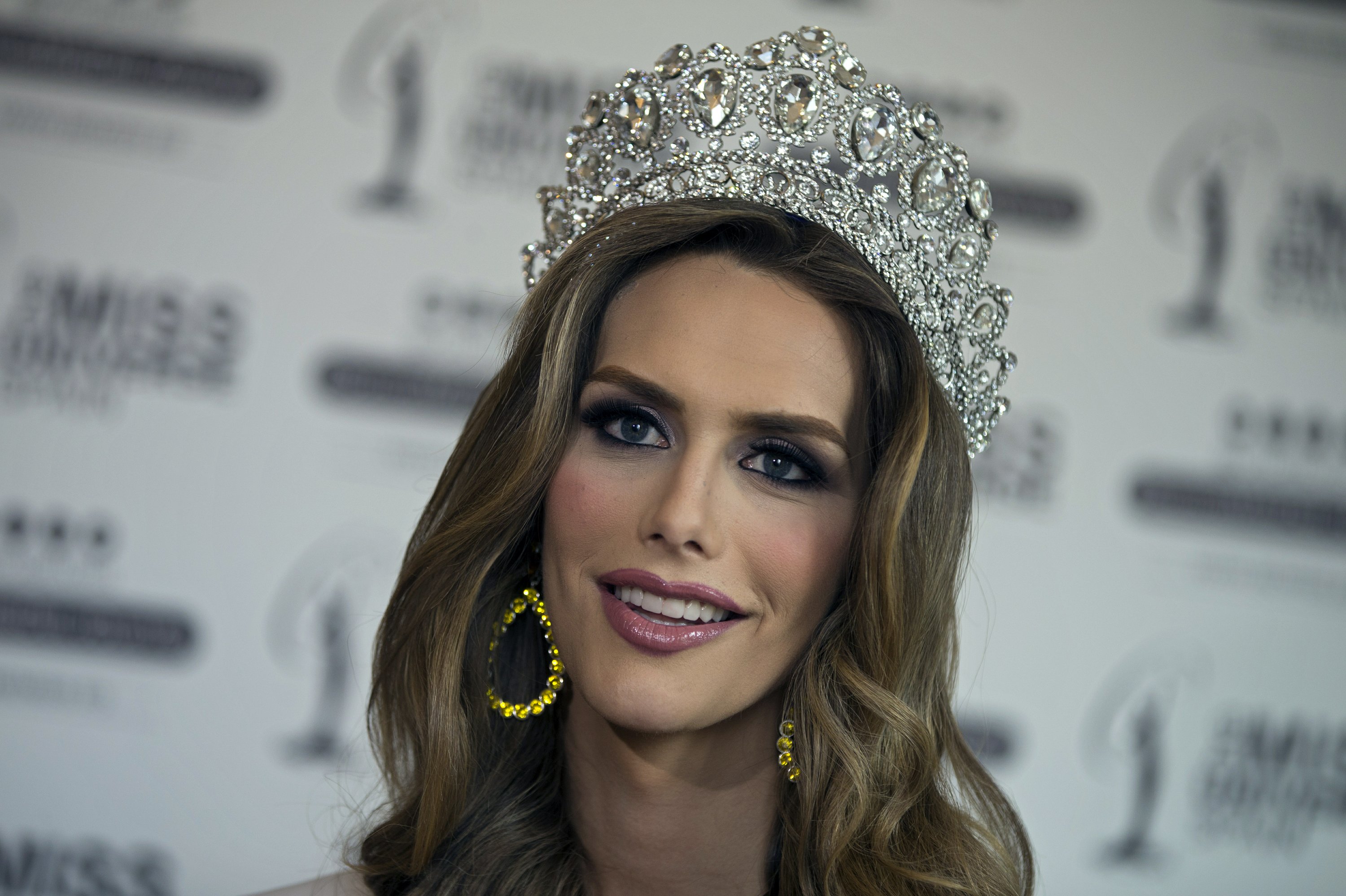 Miss Universo España quiere ser referente para menores trans AP News