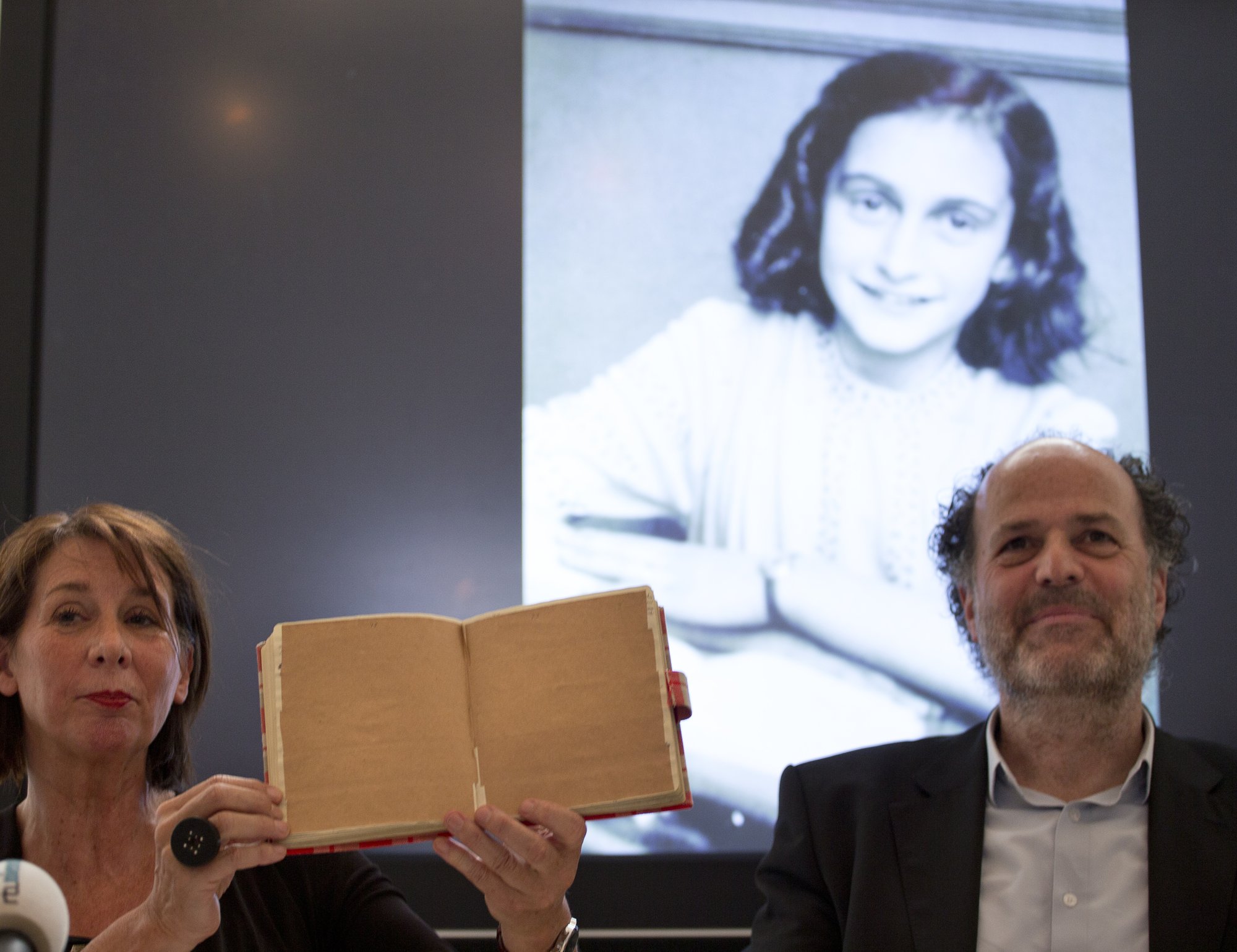 Dutch researchers uncover <b>dirty jokes</b> in Anne Frank's diary