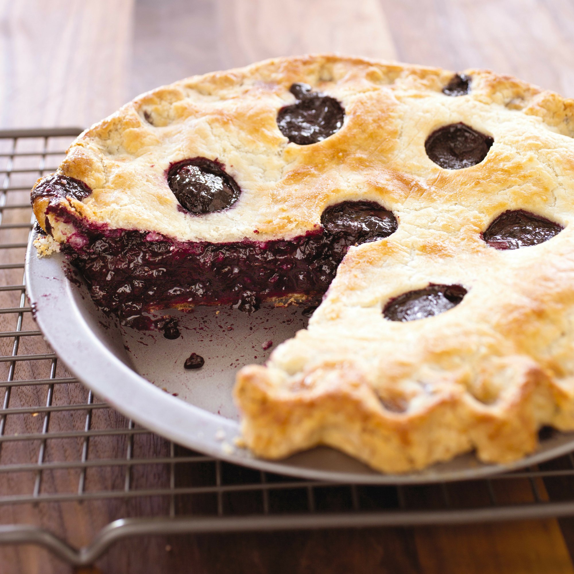 How to make a juicy blueberry pie and keep your crust crisp   AP News