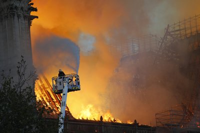 Notre Dame: Expertos explican cuán difícil fue apagar fuego | AP News