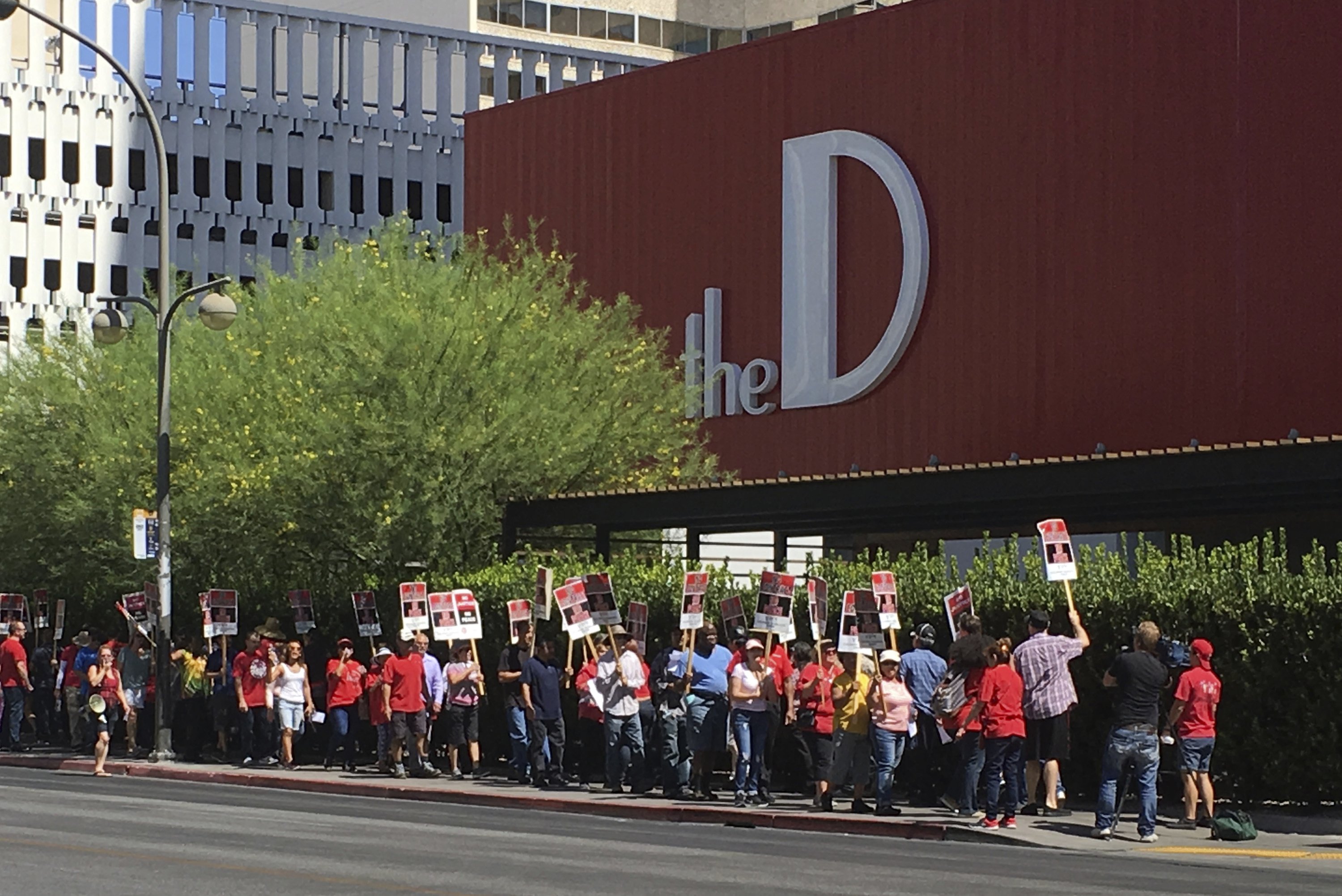 las-vegas-casino-workers-picketing-in-push-for-contract-ap-news