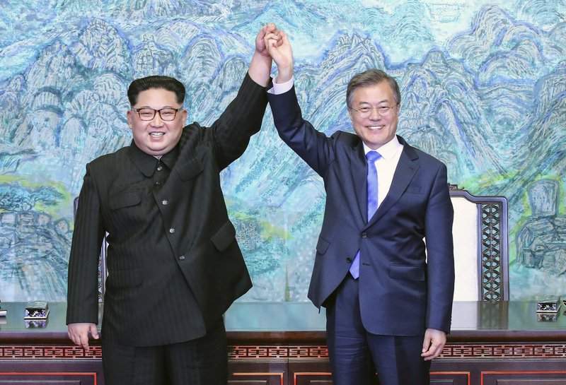 Kim Jong Un embraces South Korean president before Pyongyang summit