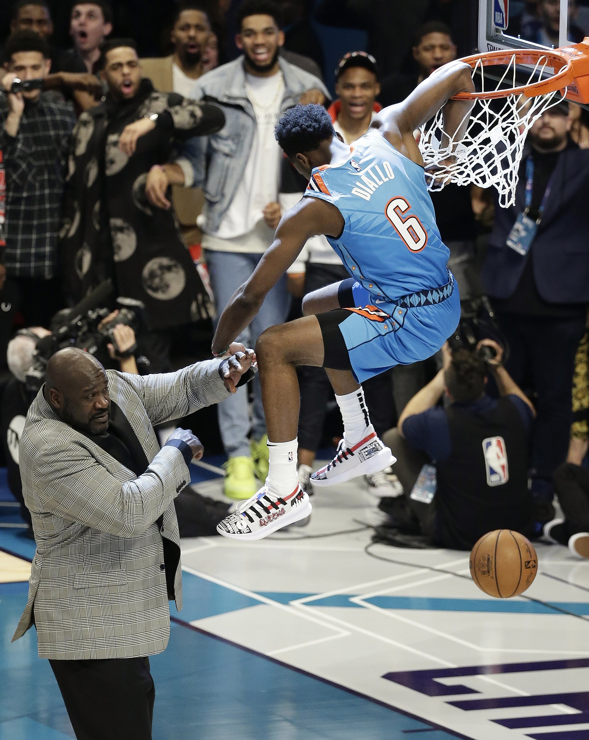 Diallo triunfa en concurso de clavadas de la NBA AP News