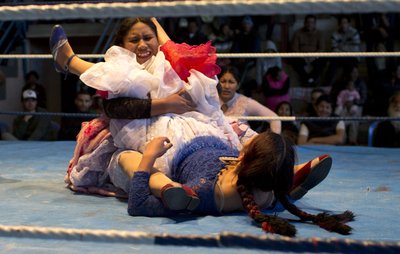 Jóvenes aymaras, esperanza de cholitas luchadoras en Bolivia | AP News