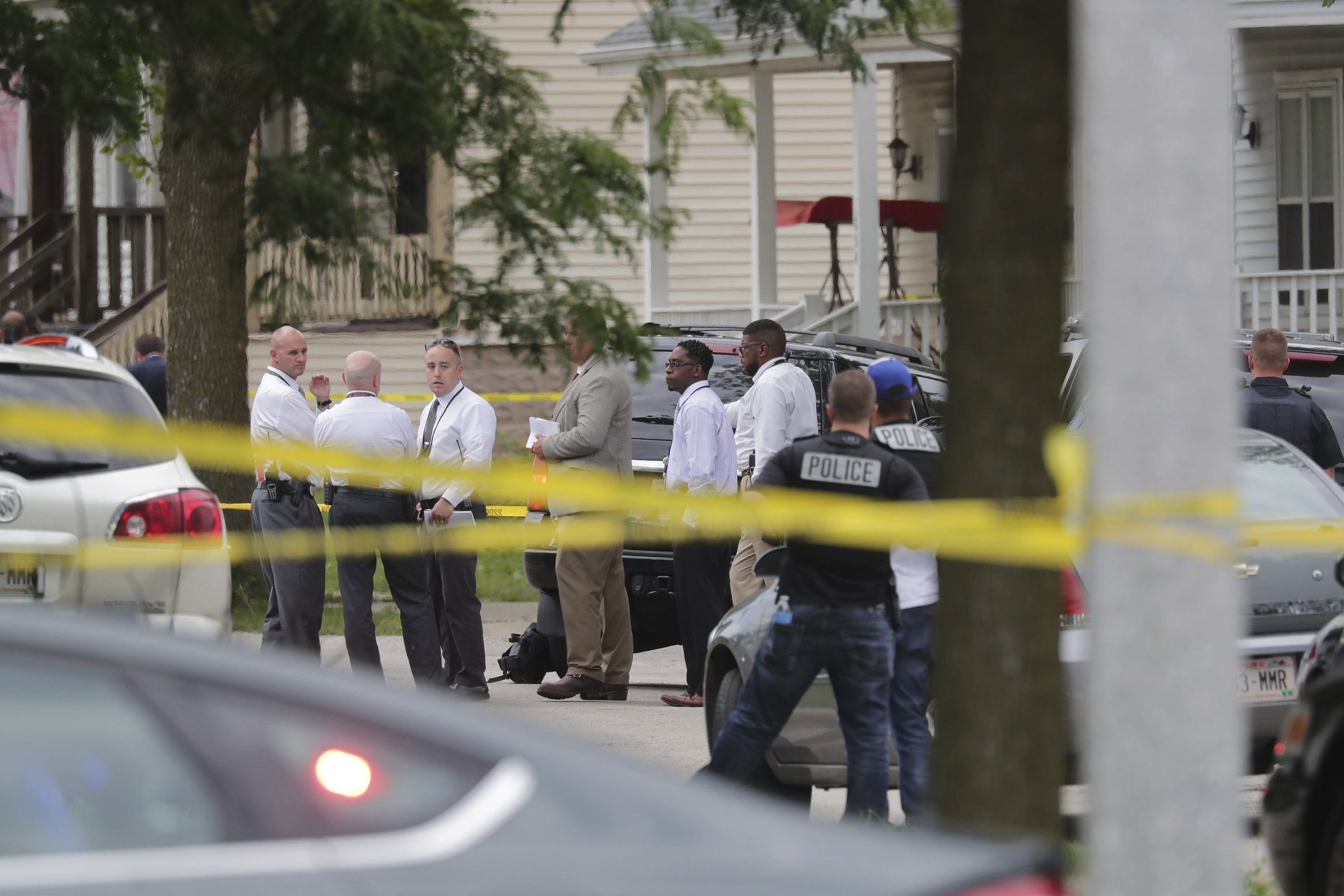 Milwaukee Police Officer Fatally Shot Suspect Is In Custody Ap News 0458