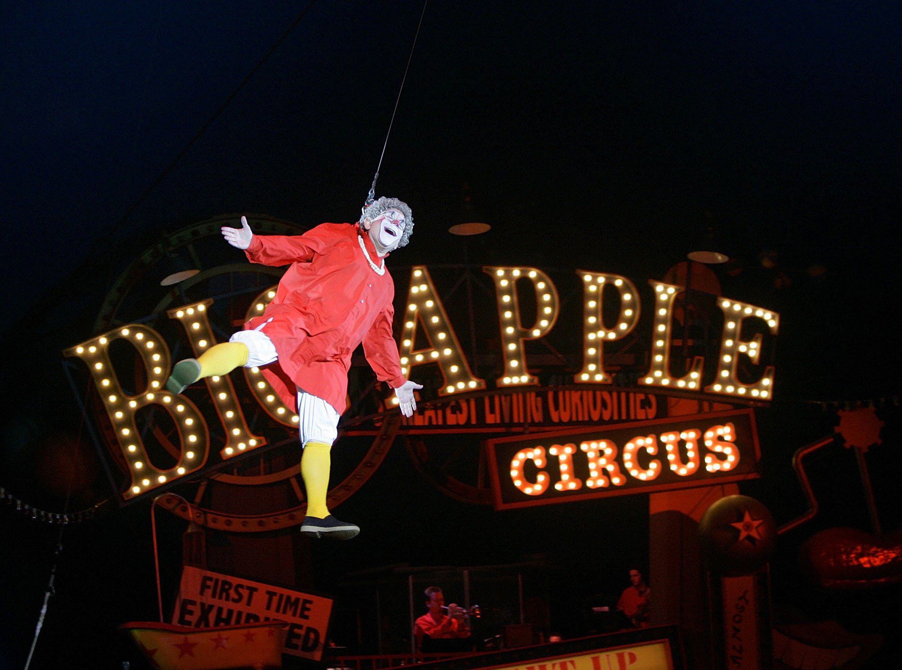 There is a clown at the circus. Big Apple Circus. Нью-йоркский цирк большое яблоко. Клоуны в американском цирке. Представления цирка Биг Эппл США.