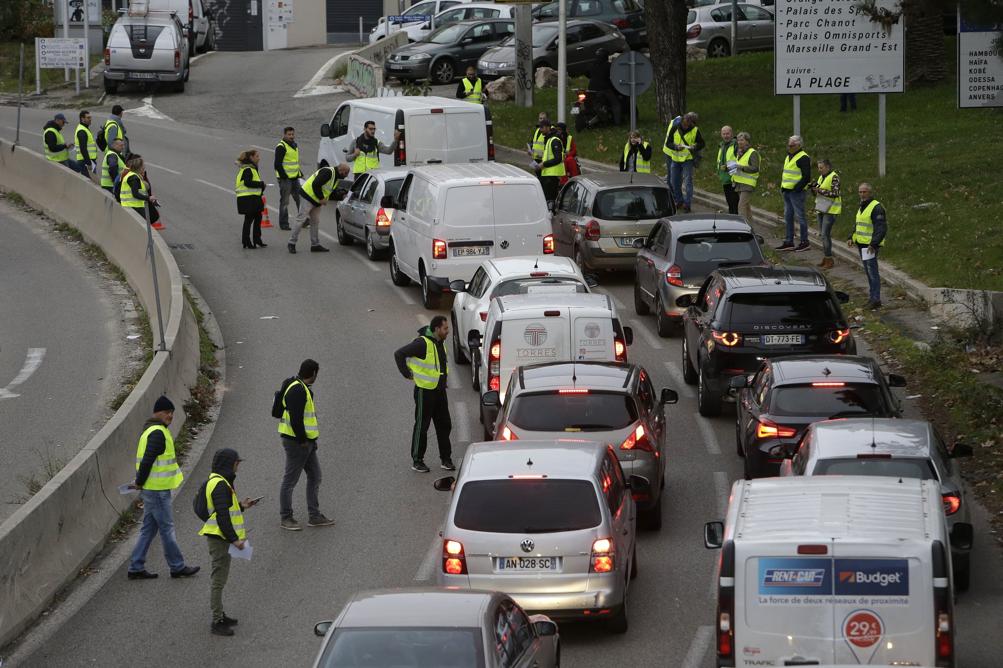 1-dead-scores-injured-in-fuel-tax-protests-around-france-current