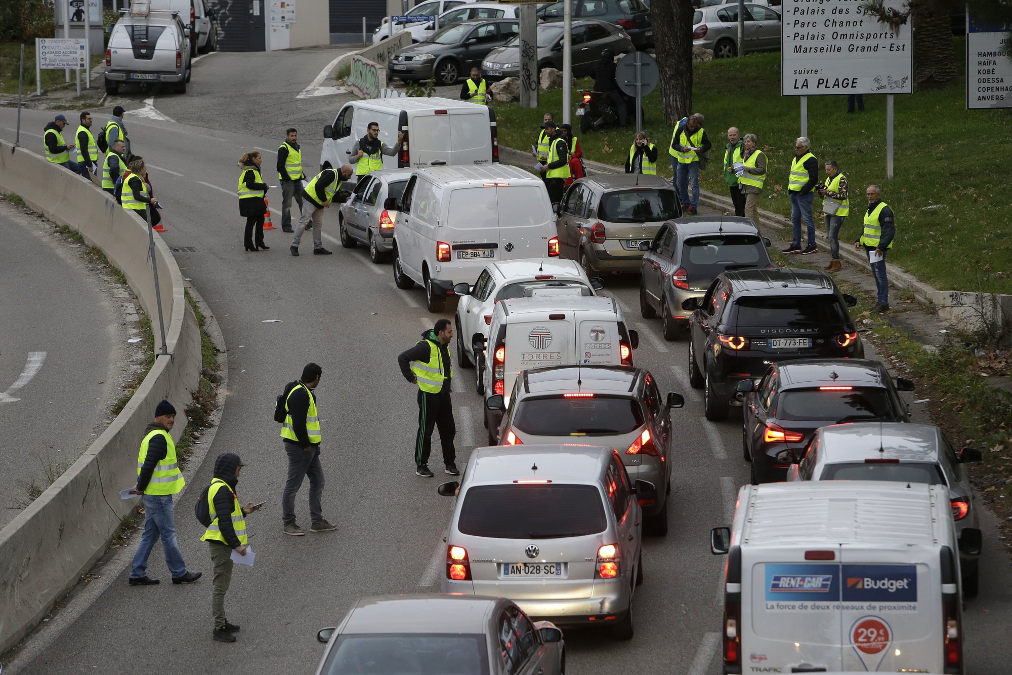 1 Dead Scores Injured In Fuel Tax Protests Around France Current 