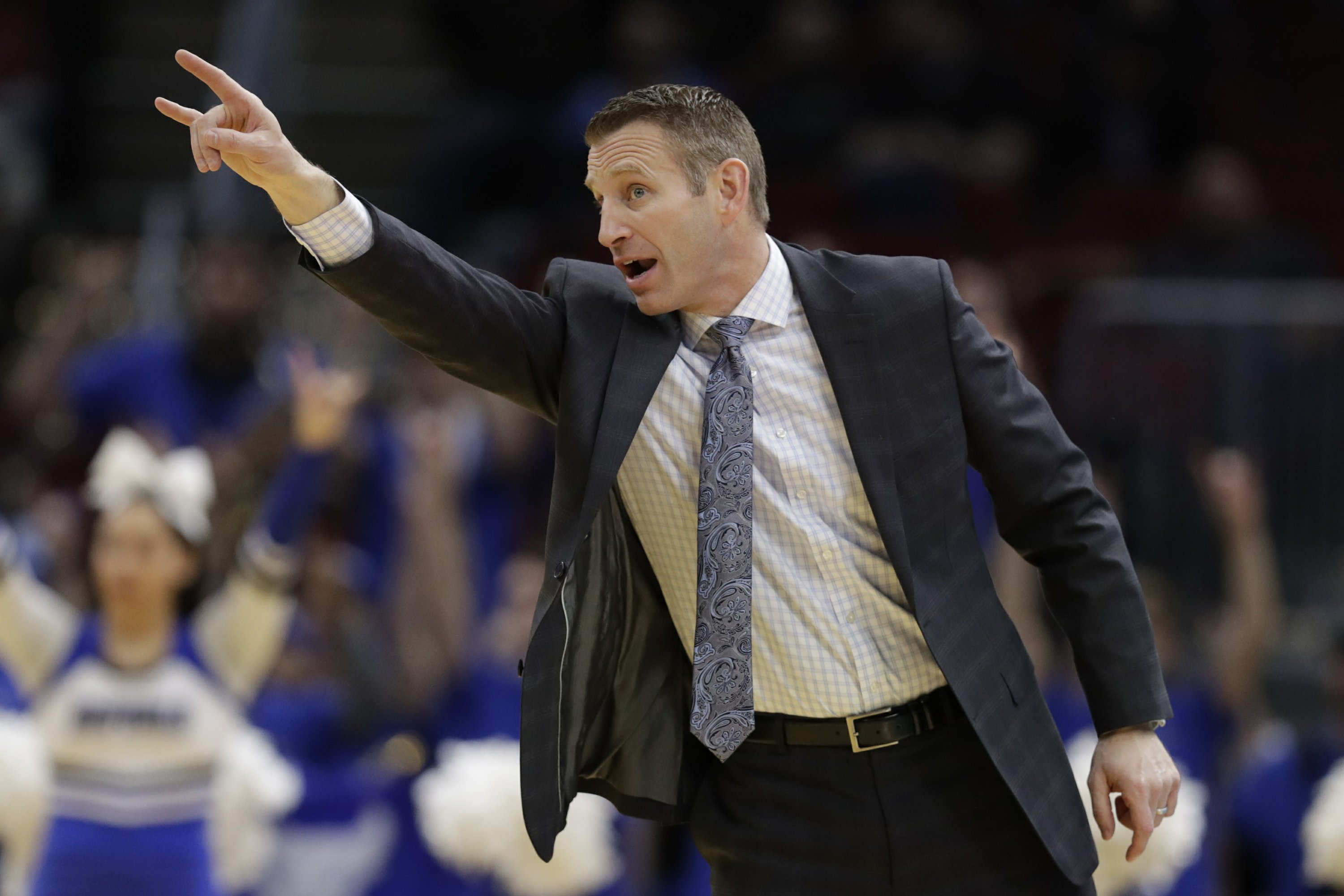 Buffalo coach Nate Oates signs extension through 2024 AP News