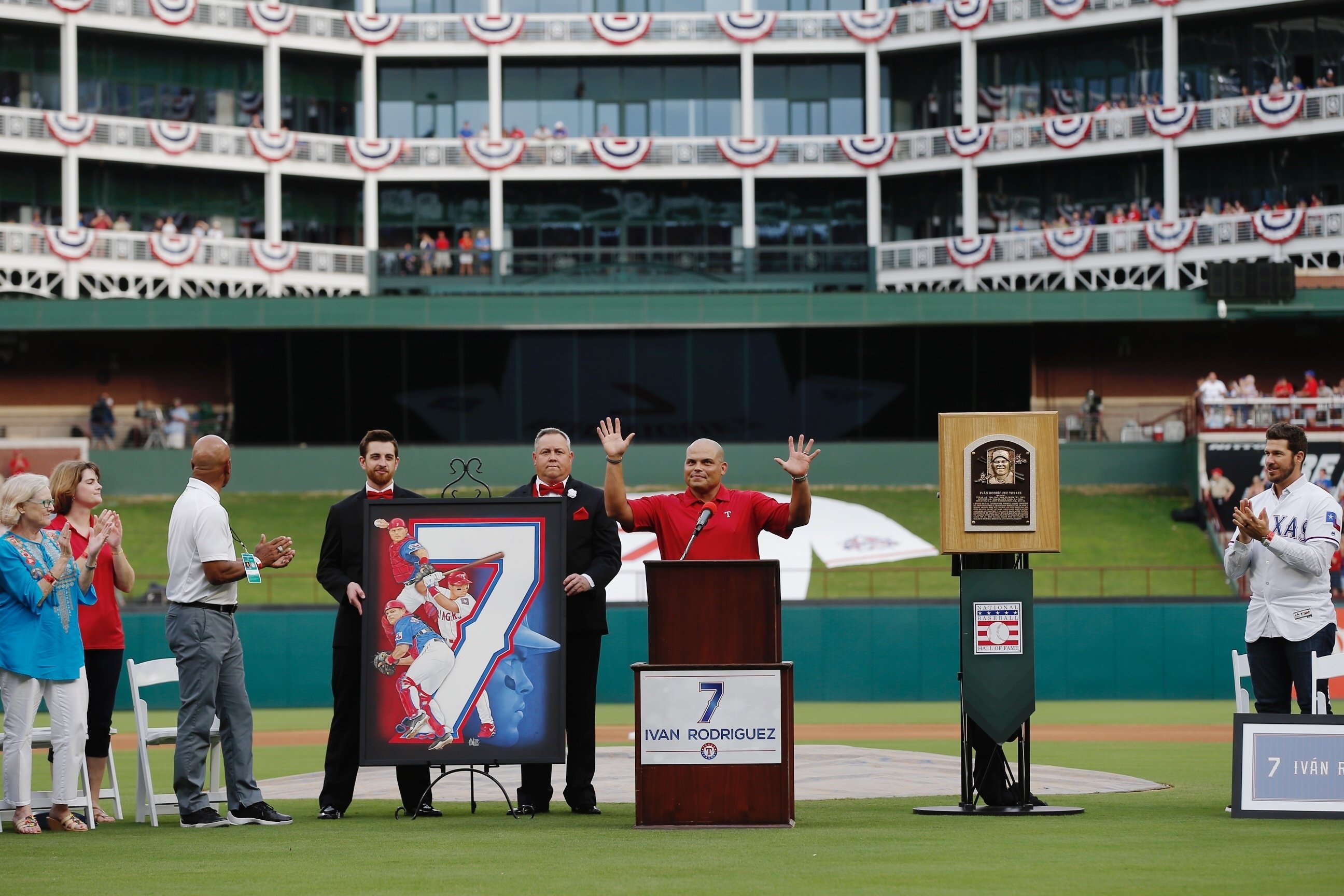 Rangers retire Hall of Fame catcher's 