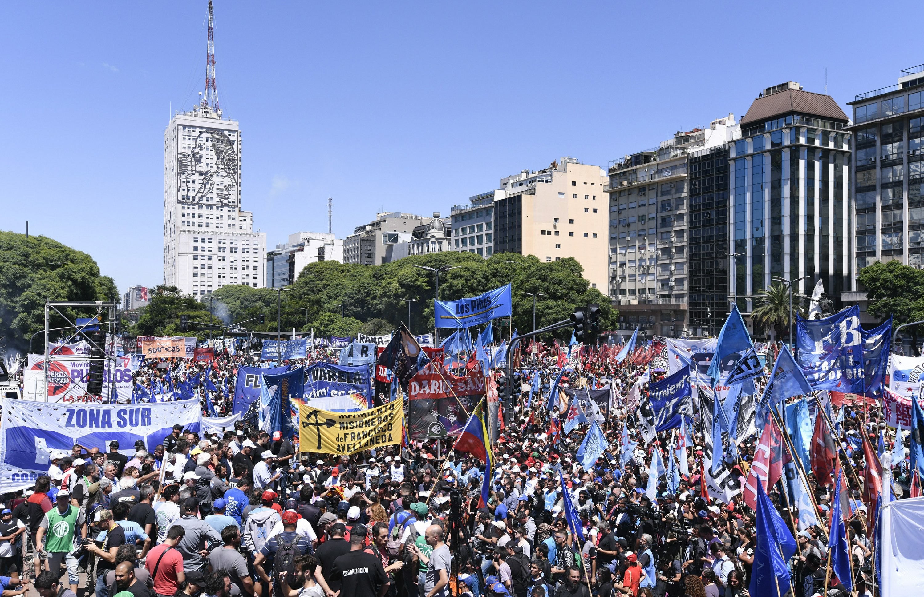 Protesta contra ajuste de Macri en inicio de año electoral | AP News