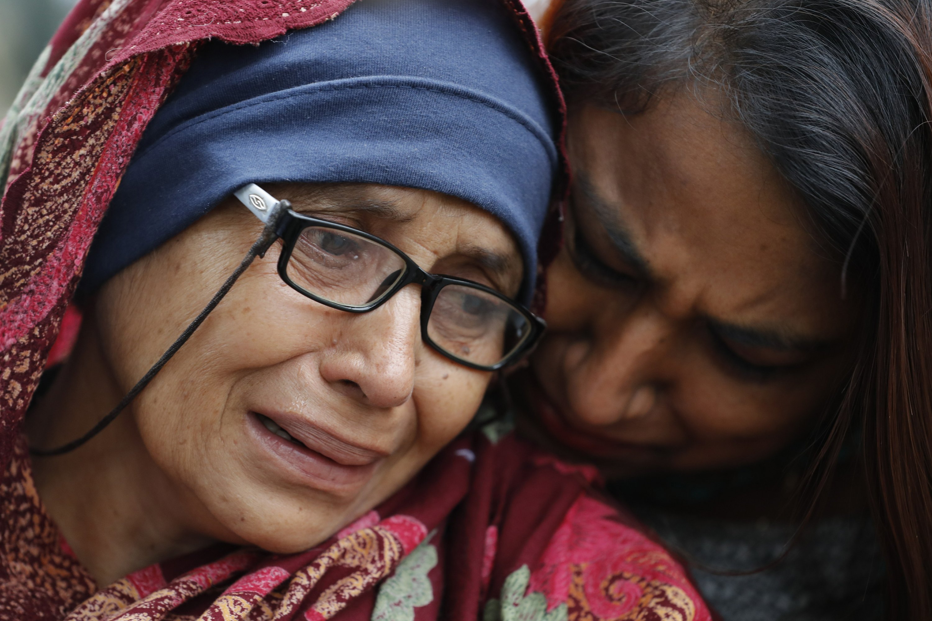 New Zealanders reach out to Muslims in wake of mass shooting New Zealanders reach out to Muslims in wake of mass shooting