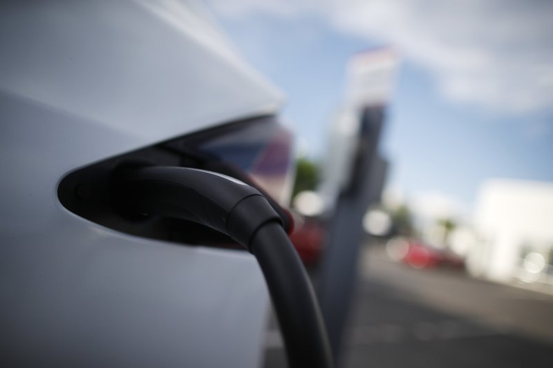 Aaa Cold Weather Can Cut Electric Car Range Over 40 Percent