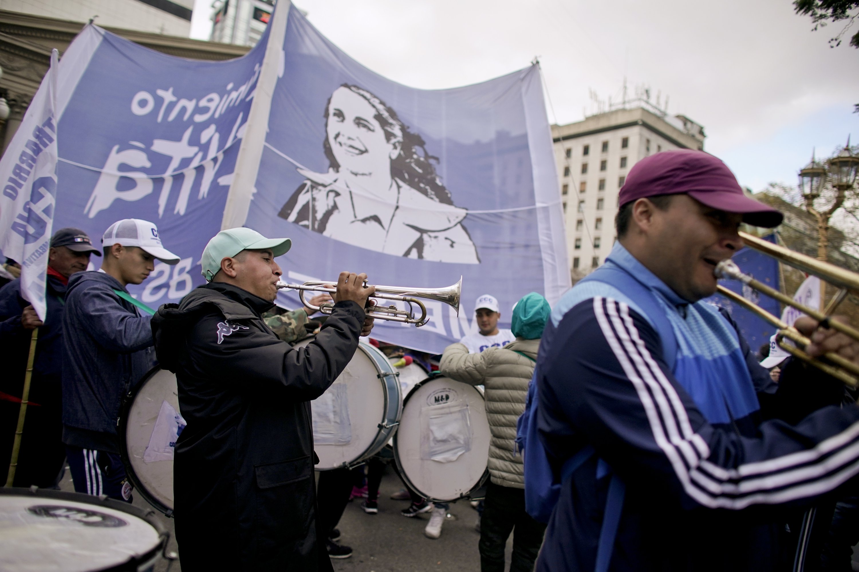 Thousands of Argentines protest government economic policies AP News