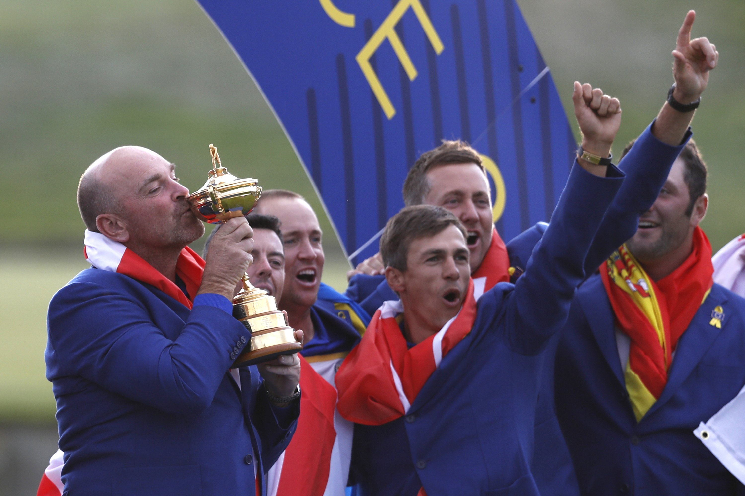 Europe Wins Back Ryder Cup Beating Us 17 12 10 12 Ap News 
