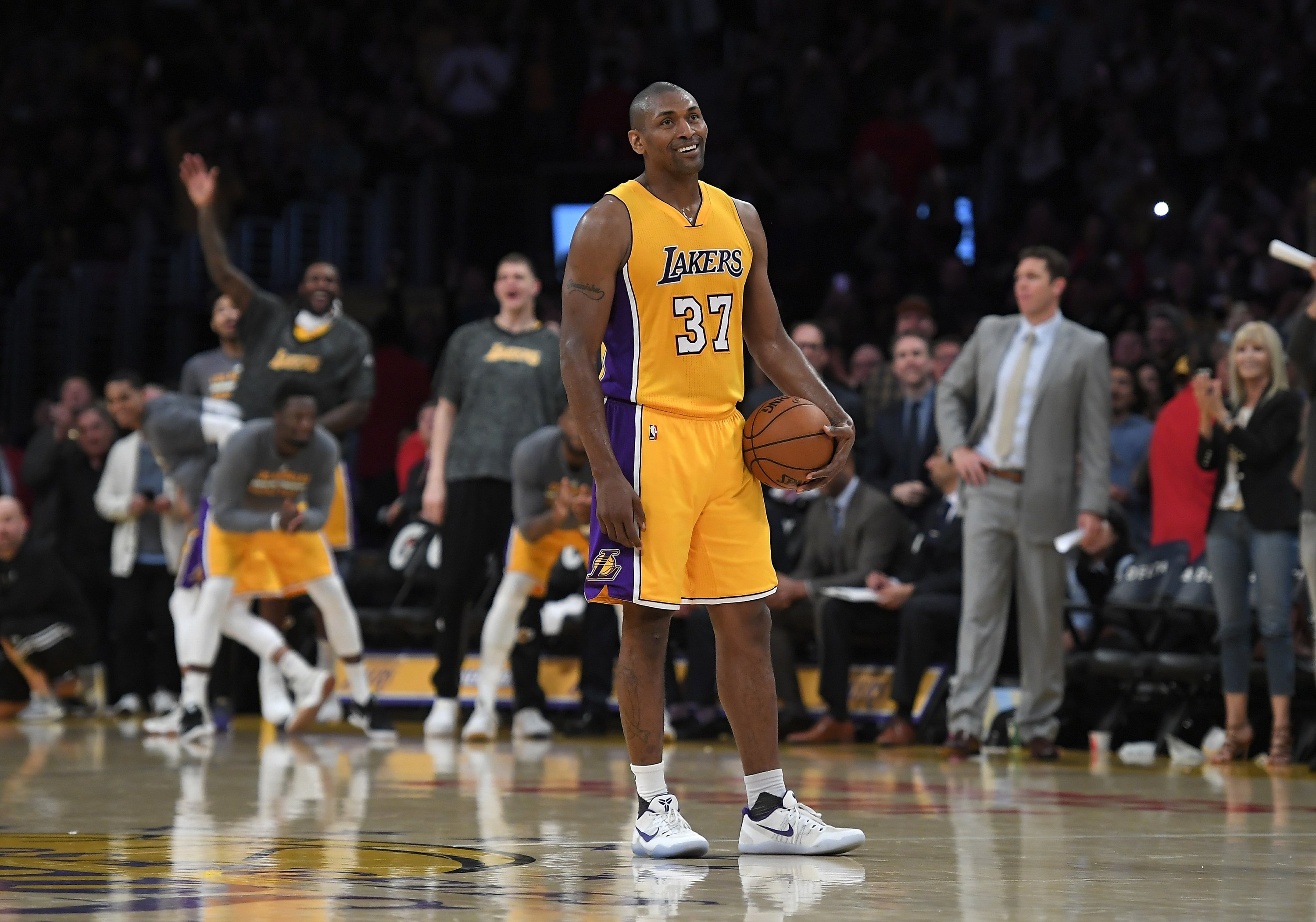 Metta Scores 18 In Possible Farewell Lakers Top Pels 108 96