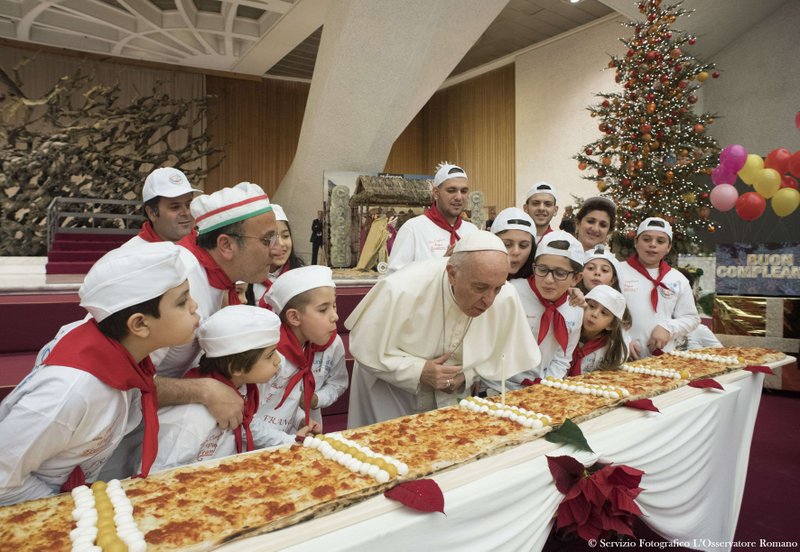 El Papa Francisco Celebra Su Cumpleanos Con Pizza