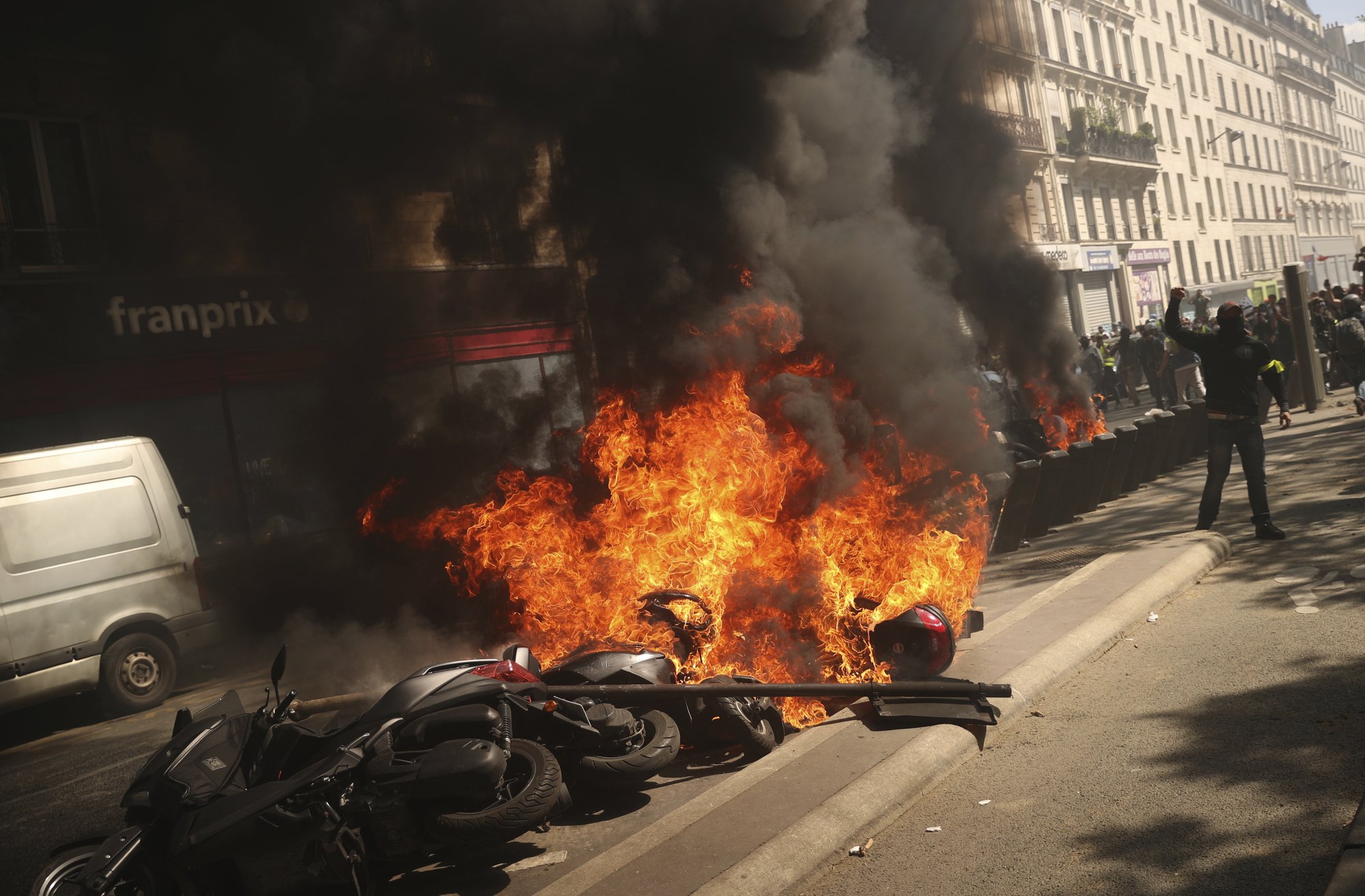 Yellow vest anger burns in France, fueled by Notre Dame fire 2000