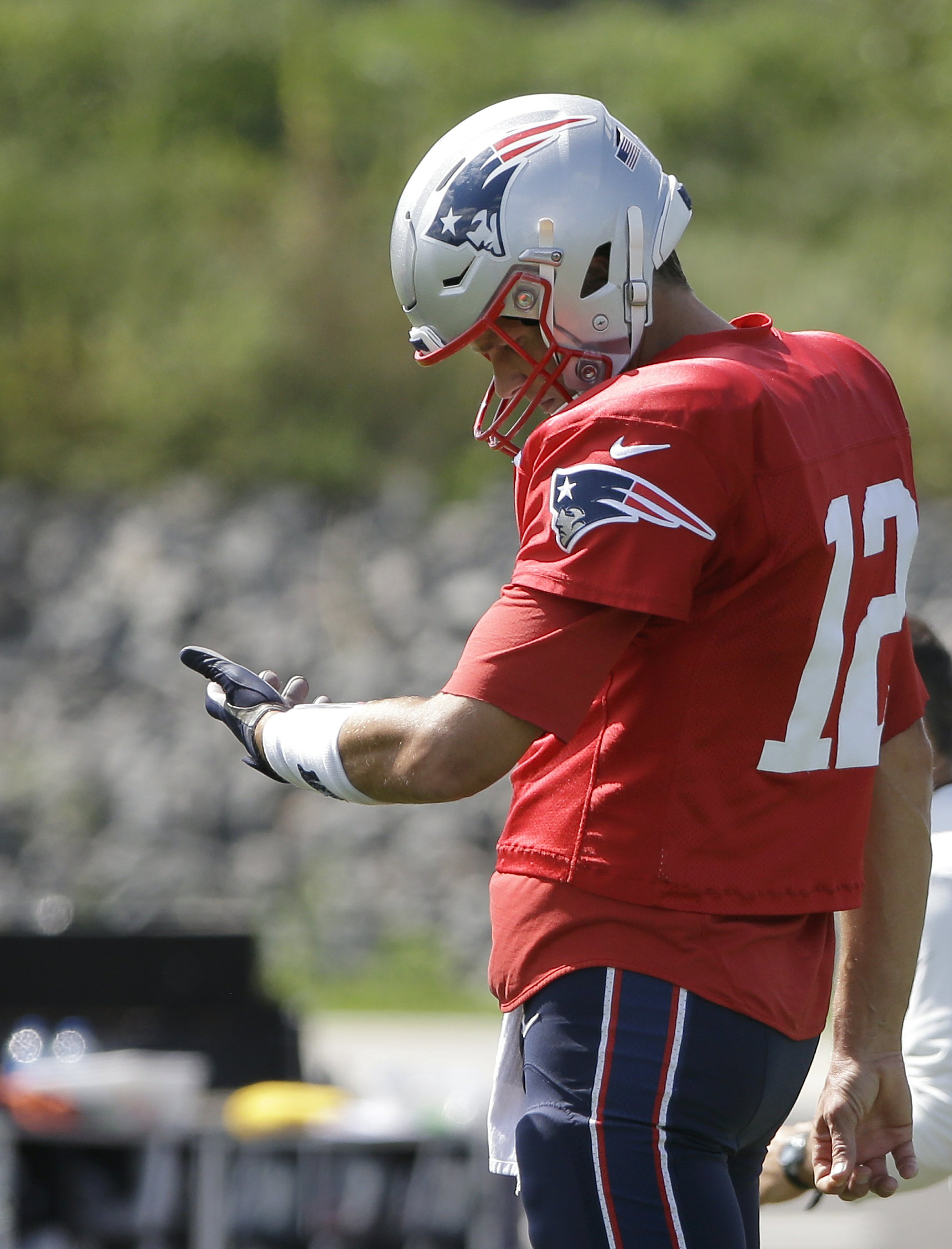 American football: Brady the veteran pumps up for new boy - NZ Herald