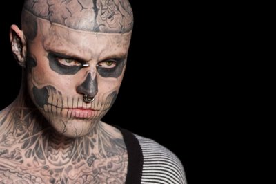 Muere colaborador de Lady Gaga conocido como Zombie Boy | AP News