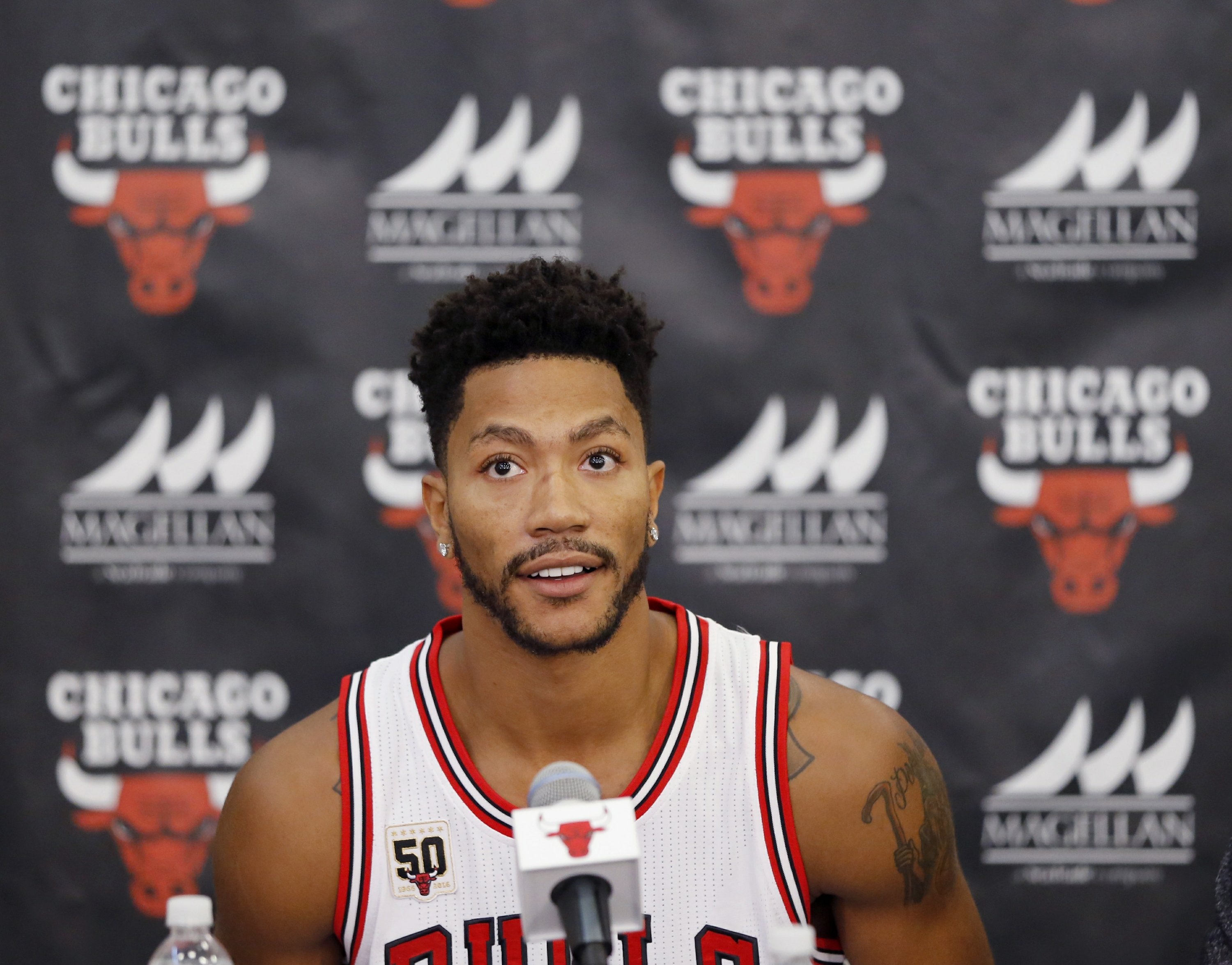 Betinget Mainstream Bliv overrasket Former NBA MVP Derrick Rose traded from Bulls to Knicks | AP News