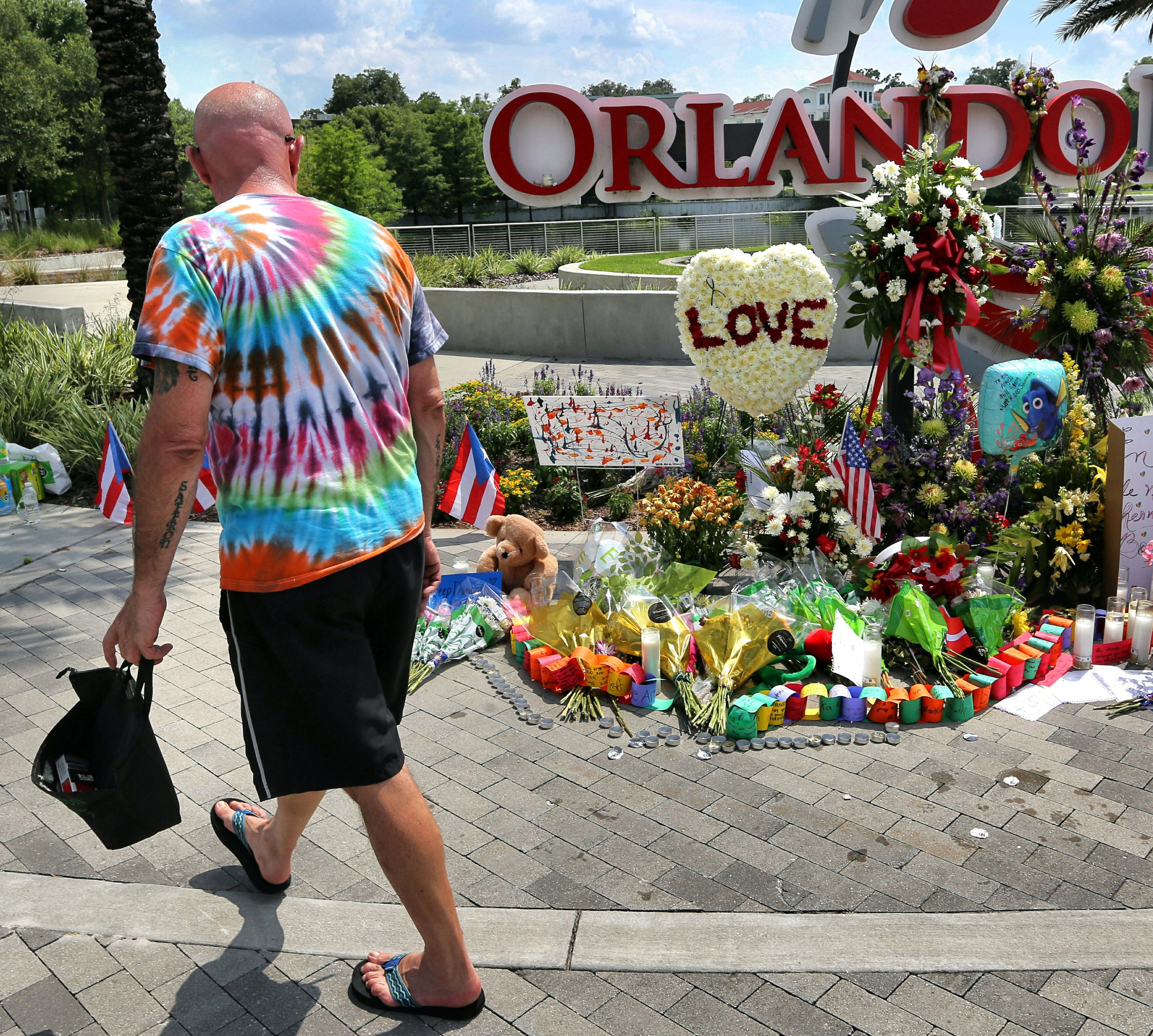 Orlando gunman's face, name become journalism challenge