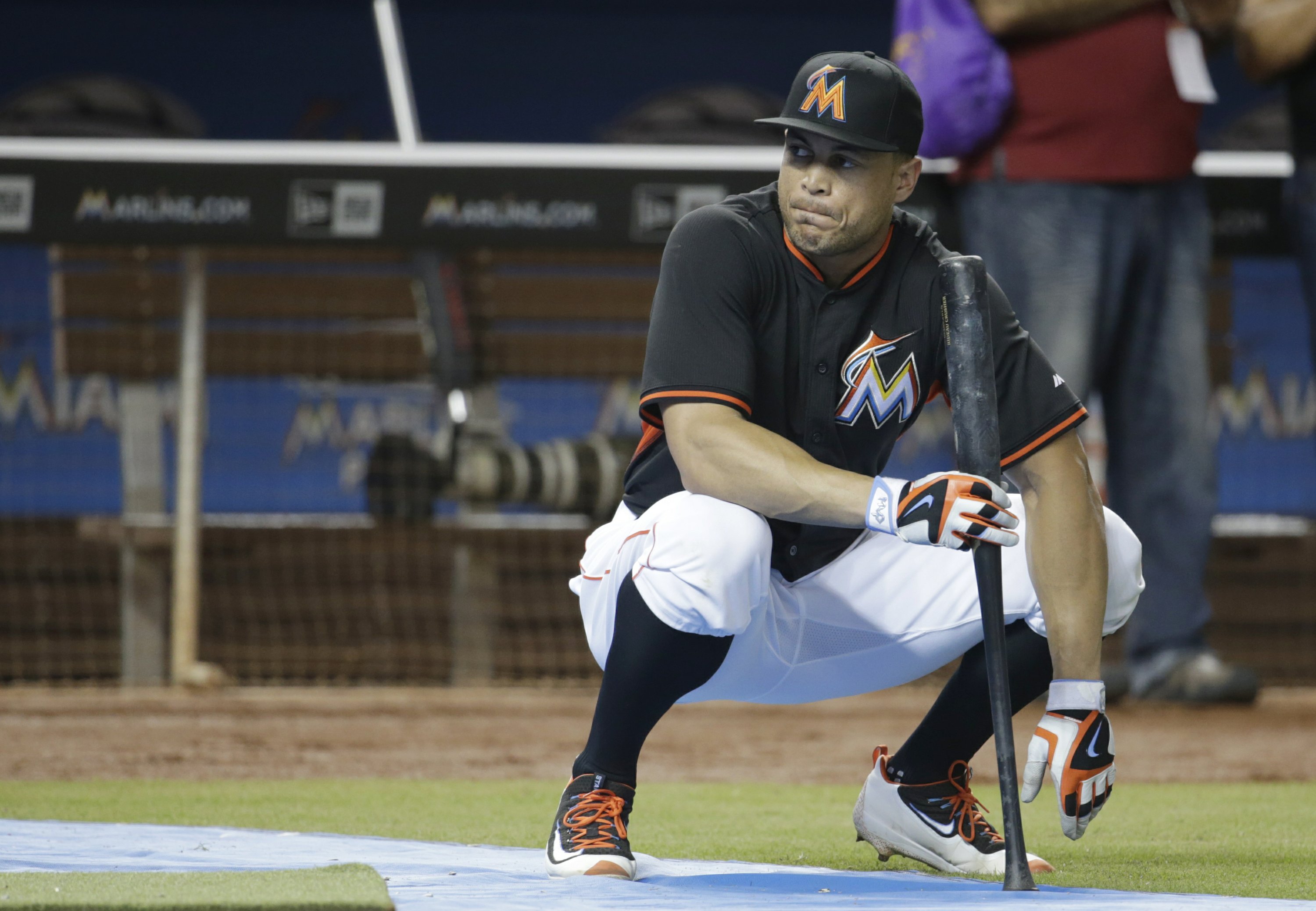 Baseball Fans Stand For A Minute Of Silence For Miami Marlins Pitcher Jose Fernandez Who Was Killed E Jose Fernandez Jose Fernandez Rip Jose Fernandez Marlins