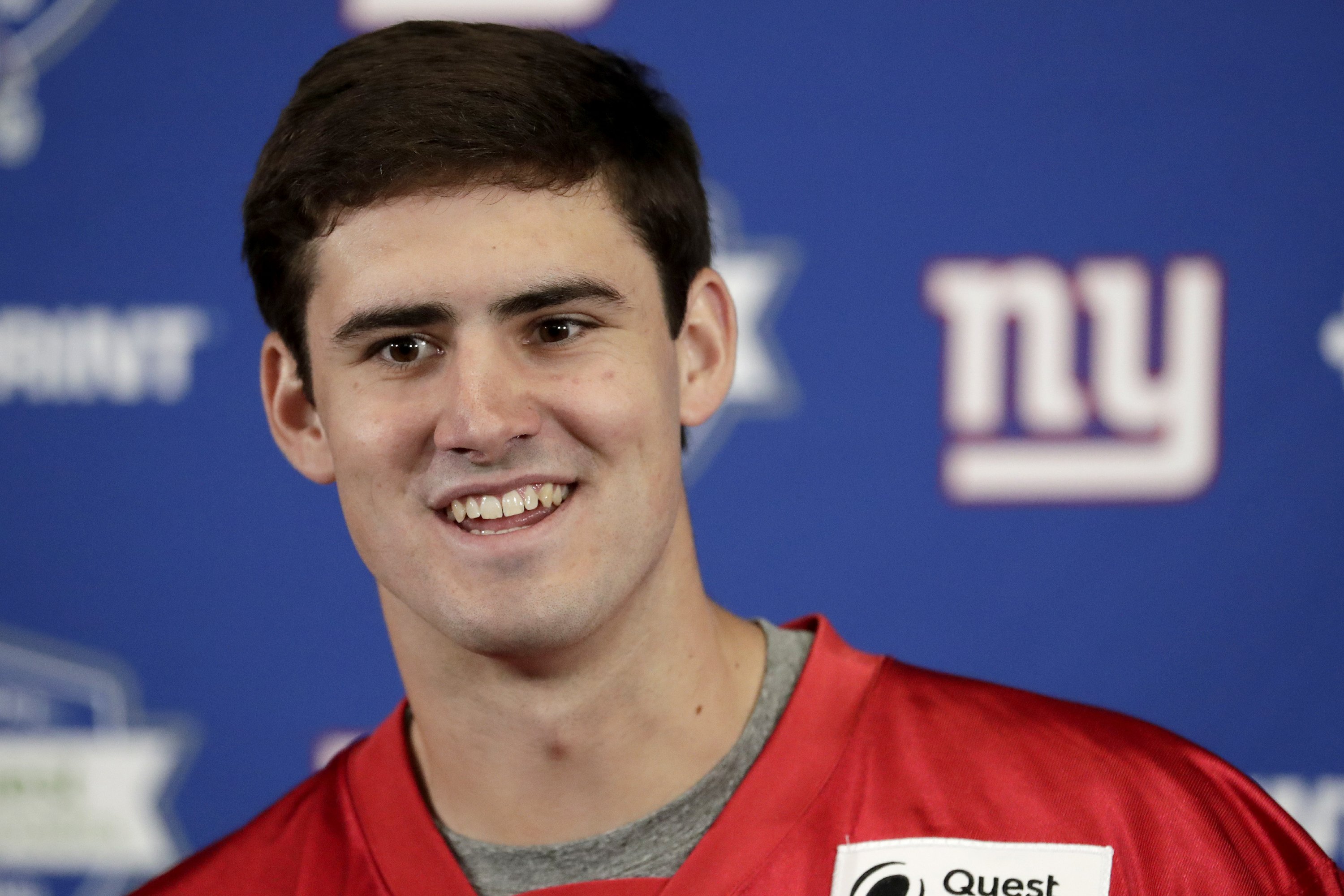 Daniel Jones gets more than passing grade at Giants minicamp | AP News