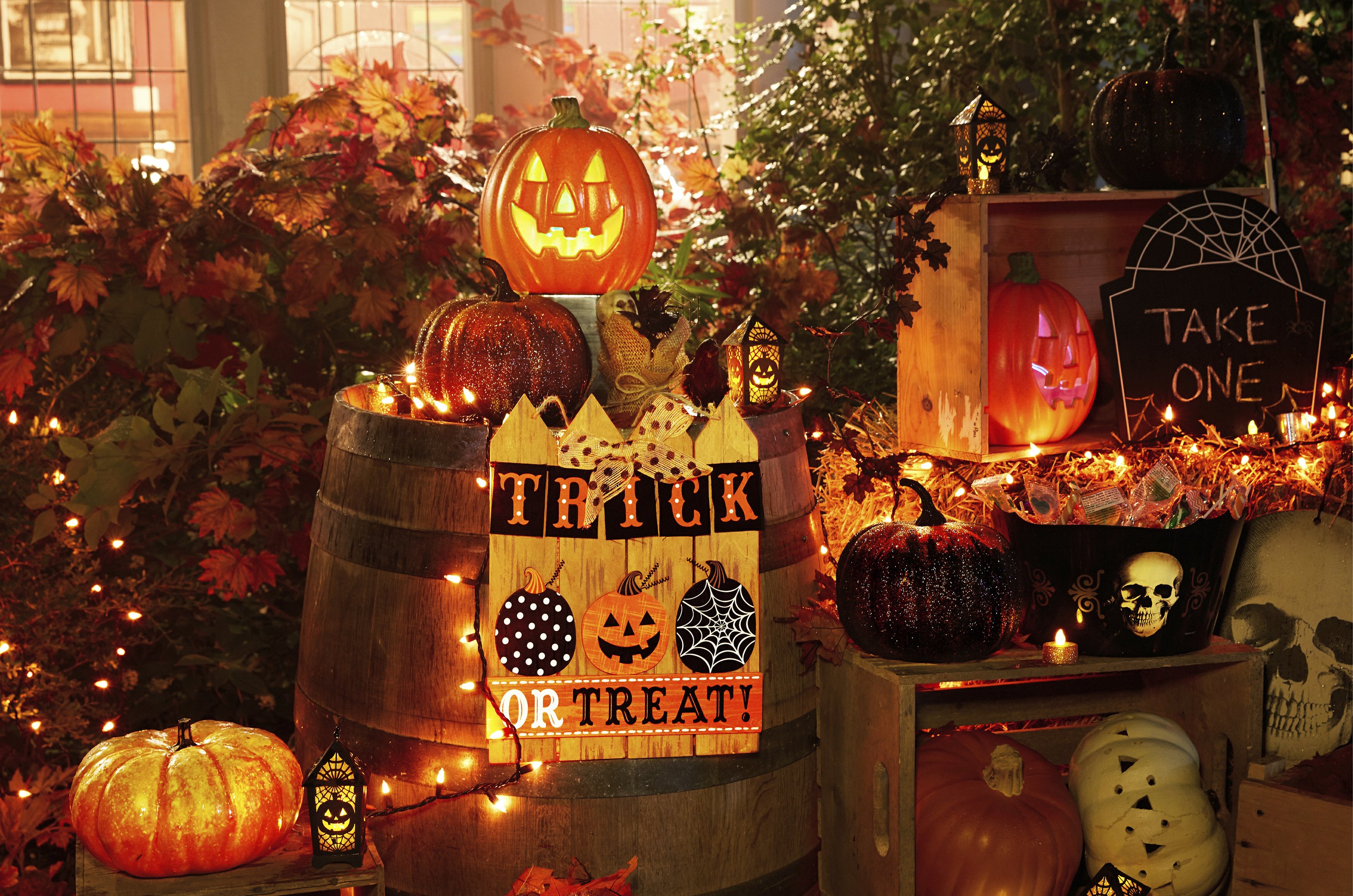Spooky Or Sweet Choosing A Theme For Halloween Decorations