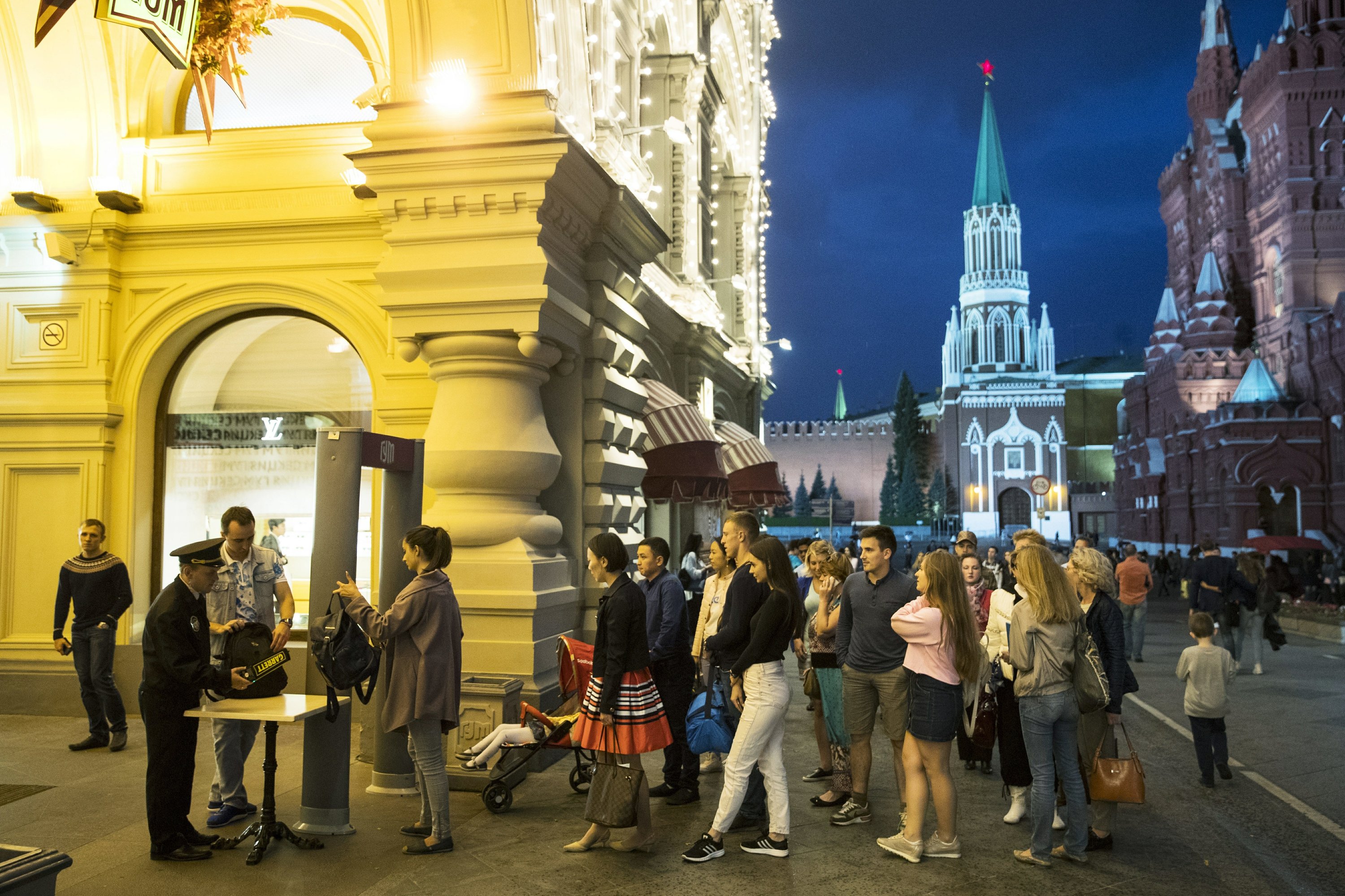 Около света. Красная площадь вокруг света место. Time about threat from Moscow. Free time in Moscow.